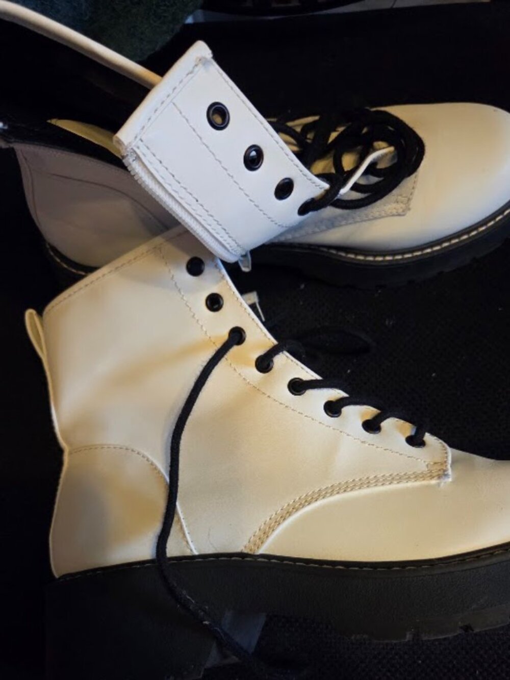 Women's white boots.  Size 10 - Picture 2 of 4